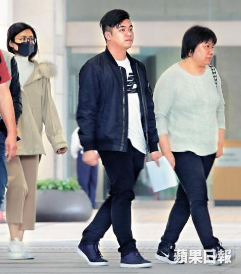 女死者胞妹(左)昨與男死者胞弟(中)及母親到庭。夏家朗攝起火單位當日火勢猛烈。 女死者胞妹(左)昨與男死者胞弟(中)及母親到庭。夏家朗攝起火單位當日火勢猛烈。