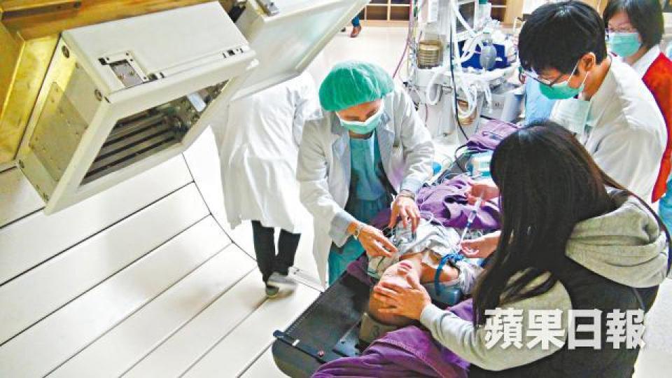 每次接受質子治療前,醫護人員均會一再為童童檢查。 每次接受質子治療前,醫護人員均會一再為童童檢查。