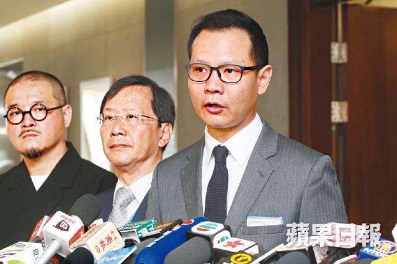 公民黨法律界議員郭榮鏗(右)昨批評港府無視社會憂慮修例,恐衝擊一國兩制。李潤芳攝李家超昨稱保安局建議修改移交逃犯條例是要堵塞法律漏洞。資料圖片 公民黨法律界議員郭榮鏗(右)昨批評港府無視社會憂慮修例,恐衝擊一國兩制。李潤芳攝李家超昨稱保安局建議修改移交逃犯條例是要堵塞法律漏洞。資料圖片
