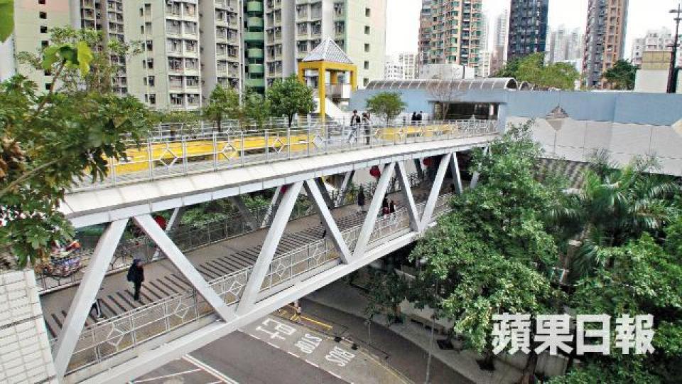 發生恐怖勒頸案的行人天橋。翁鈺輝攝警員到場撿走麻繩調查。李家傑攝