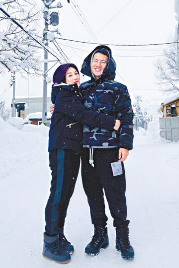 楊千嬅日前和老公丁子高到北海道滑雪。互聯網圖片 楊千嬅日前和老公丁子高到北海道滑雪。互聯網圖片