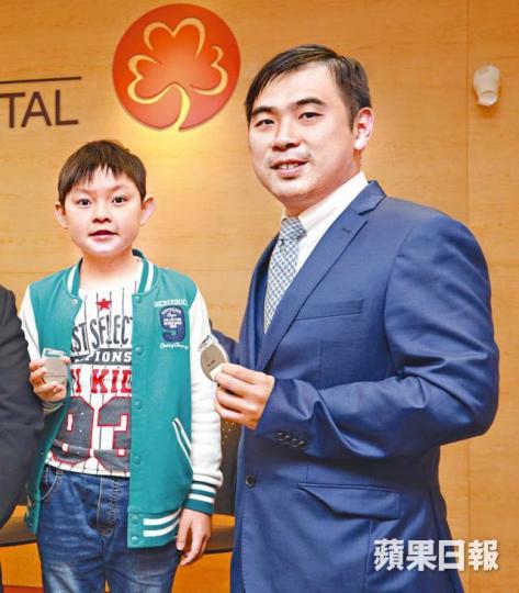 郭爕義醫生指25%病童確診前無病徵;左為Jayden。 郭爕義醫生指25%病童確診前無病徵;左為Jayden。