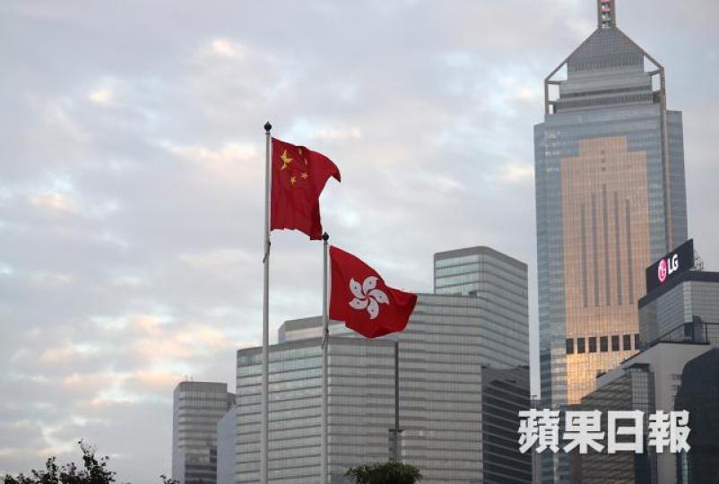 「紅旗」壓下,香港人強烈感覺到「一國兩制」不斷走樣變形。 資料圖片 「紅旗」壓下,香港人強烈感覺到「一國兩制」不斷走樣變形。 資料圖片