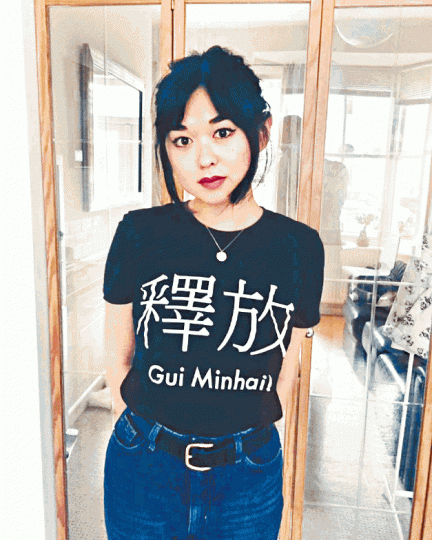 桂民海女兒穿上印有要求釋放父親的T恤。瑞典駐華大使林戴安回國受查。 桂民海女兒穿上印有要求釋放父親的T恤。瑞典駐華大使林戴安回國受查。