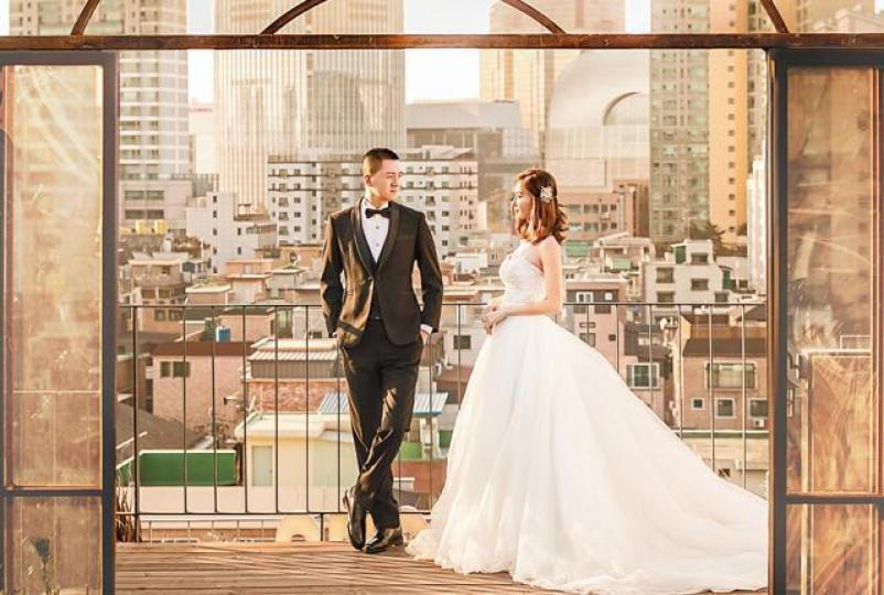 【2/2結婚】Rain月初閃嫁拍拖半年的內地鋼鐵商人Eric,在農曆新年前升呢做黃太。【11/11求婚】去年生日Rain在社交網貼出慶生的照片,Eric親自佈置場地及求婚。互聯網圖片昨日是Rain婚後第一個情人節,老公Eric送上大束鮮花慶祝。Rain昨日與老公甜蜜遊澳門,慶祝弟弟生日。讀者提供圖片Rain表示將會在香港及內地補辦婚宴。 【2/2結婚】Rain月初閃嫁拍拖半年的內地鋼鐵商人Eric,在農曆新年前升呢做黃太。【11/11求婚】去年生日Rain在社交網貼出慶生的照片,Eric親自佈置場地及求婚。互聯網圖片昨日是Rain婚後第一個情人節,老公Eric送上大束鮮花慶祝。Rain昨日與老公甜蜜遊澳門,慶祝弟弟生日。讀者提供圖片Rain表示將會在香港及內地補辦婚宴。