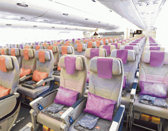 A380客艙內櫳寬敞。路透社阿聯酋航空的A380上有小型酒吧。A380頭等艙應有盡有。路透社 A380客艙內櫳寬敞。路透社阿聯酋航空的A380上有小型酒吧。A380頭等艙應有盡有。路透社