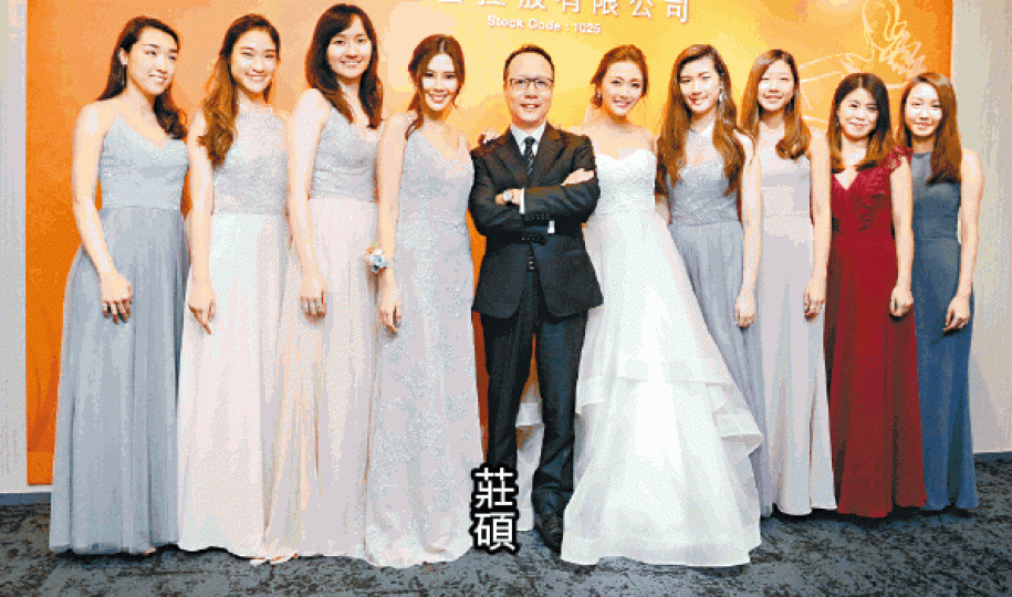 除咗嘉藝主席莊碩旁邊嘅兩位model外,靚女公關都齊齊換上伴娘裙影大合照。 除咗嘉藝主席莊碩旁邊嘅兩位model外,靚女公關都齊齊換上伴娘裙影大合照。