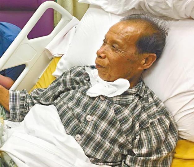 黃伯在病房接受紓緩治療的最後歲月仍表現開朗及堅強。家屬提供圖片死者兒子黃先生指父親一直於公立診所覆診，有醫護跟進，難以理解為何無人發現肝癌病徵。陳善南攝