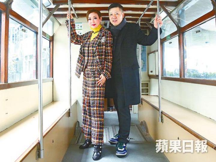 陳欽杰在四十多年前,在電車站對太太徐巧嬌一見傾心,三年後成功抱得美人歸。陳生陳太不時到外國旅遊,為生活增情趣。不管子女想做甚麼,陳欽杰夫婦都希望成為他們最好後盾。陳欽杰二仔(左)陳柏熹近年成為公司副總裁,是香港時裝界的生力軍。資料圖片 陳欽杰在四十多年前,在電車站對太太徐巧嬌一見傾心,三年後成功抱得美人歸。陳生陳太不時到外國旅遊,為生活增情趣。不管子女想做甚麼,陳欽杰夫婦都希望成為他們最好後盾。陳欽杰二仔(左)陳柏熹近年成為公司副總裁,是香港時裝界的生力軍。資料圖片