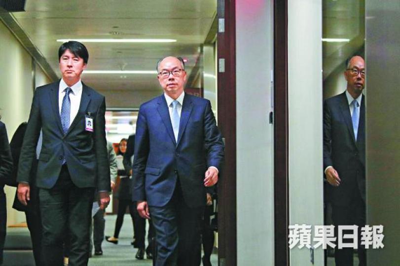 路政署長陳派明(左)與運房局長陳帆昨到立會解畫。張志華攝 路政署長陳派明(左)與運房局長陳帆昨到立會解畫。張志華攝