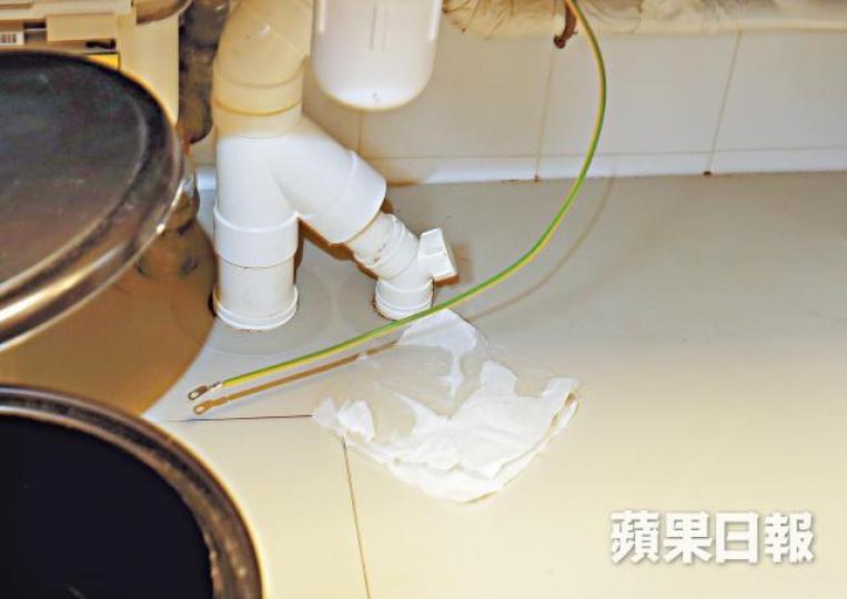 啟德嘉匯3房戶的廚房出現漏水，業主感無奈。細房地板鬆，驗樓師建議加釘鞏固，但不宜鏟起重鋪。單位客廳與露台之間的窗戶附近，出現兩塊空心磚。詹Sir愛徒「康仔」驗樓時，發現有兩部冷氣機失靈。