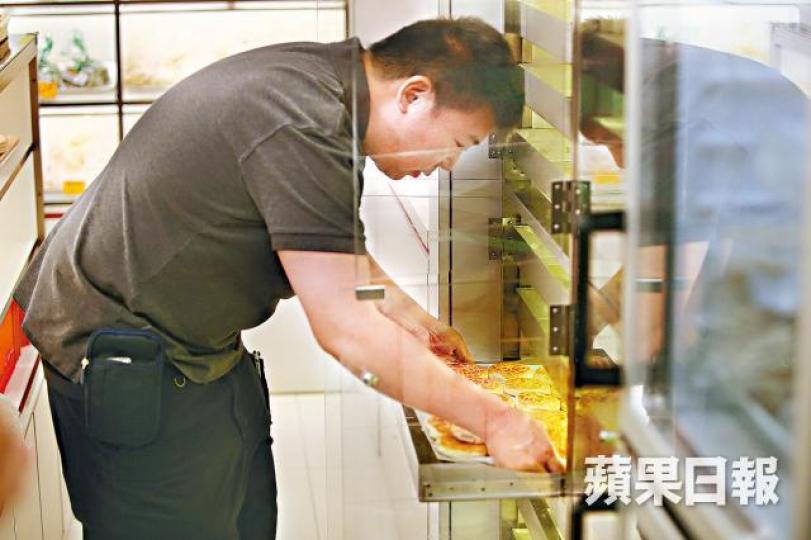 做人和做餅一樣，謝興之從父親身上學懂要堅持信念。