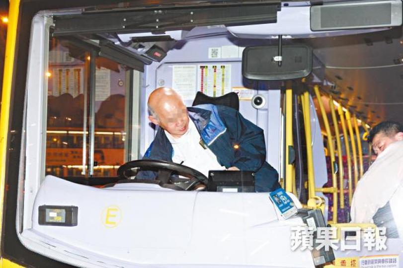 徐姓站長無牌倒車後被警方拘捕。溫瑞麟攝城巴倒車時車尾撞及欄杆,泵把損毀。 徐姓站長無牌倒車後被警方拘捕。溫瑞麟攝城巴倒車時車尾撞及欄杆,泵把損毀。