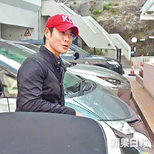 鄭嘉穎昨日笑咪咪離開醫院。DV圖片陳凱琳日前挺肚現身銅鑼灣。陳凱琳(中)約了龔嘉欣(左)等好姊妹嘆茶。DV圖片 鄭嘉穎昨日笑咪咪離開醫院。DV圖片陳凱琳日前挺肚現身銅鑼灣。陳凱琳(中)約了龔嘉欣(左)等好姊妹嘆茶。DV圖片
