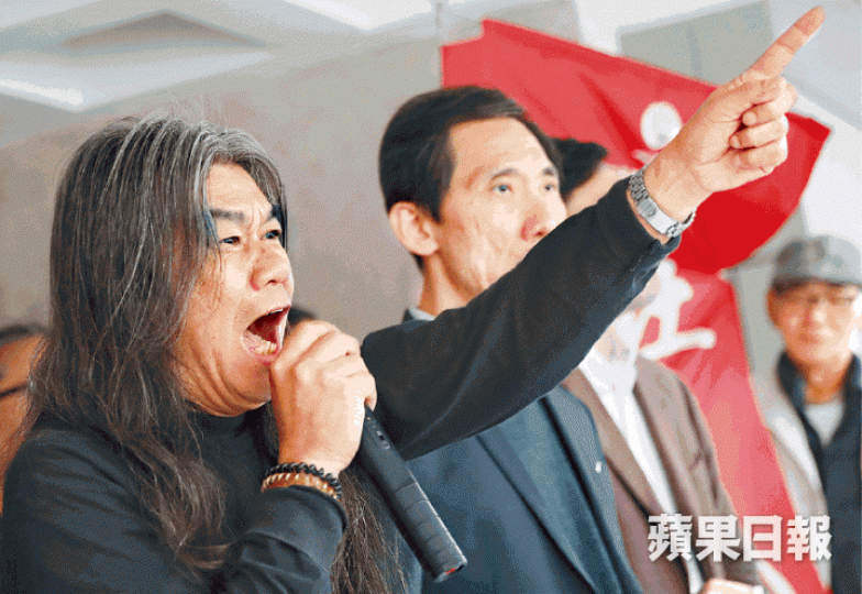 梁國雄在宣判前叫口號，籲官判案要勇敢。何家達攝
