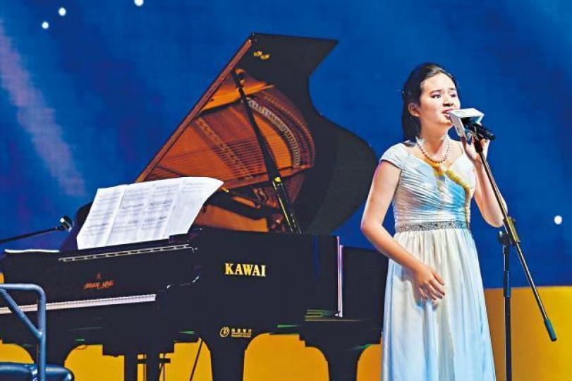 音樂是無國界語言，Michelle以歌傳心，令大家感受其音樂熱情。Michelle積極參與慈善活動，去過孟加拉探訪貧窮小朋友。