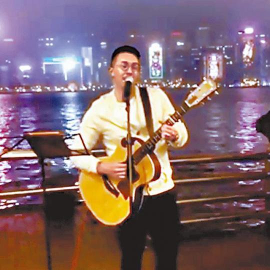 張繼聰前晚在尖沙嘴海旁,情深地自彈自唱一曲。互聯網圖片謝安琪聽見老公唱情歌,甜到入心。互聯網圖片 張繼聰前晚在尖沙嘴海旁,情深地自彈自唱一曲。互聯網圖片謝安琪聽見老公唱情歌,甜到入心。互聯網圖片