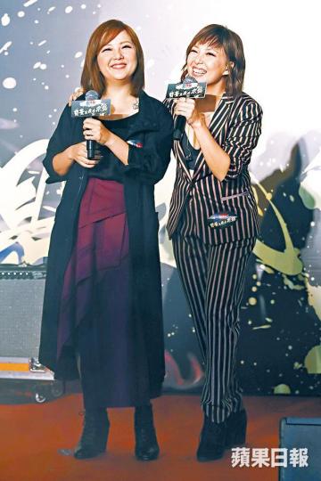 衛蘭(左)希望將來可以與妹妹衛詩,在香港一齊開騷。衛詩唱歌時,落台與壹傳媒員工開心合照。 衛蘭(左)希望將來可以與妹妹衛詩,在香港一齊開騷。衛詩唱歌時,落台與壹傳媒員工開心合照。