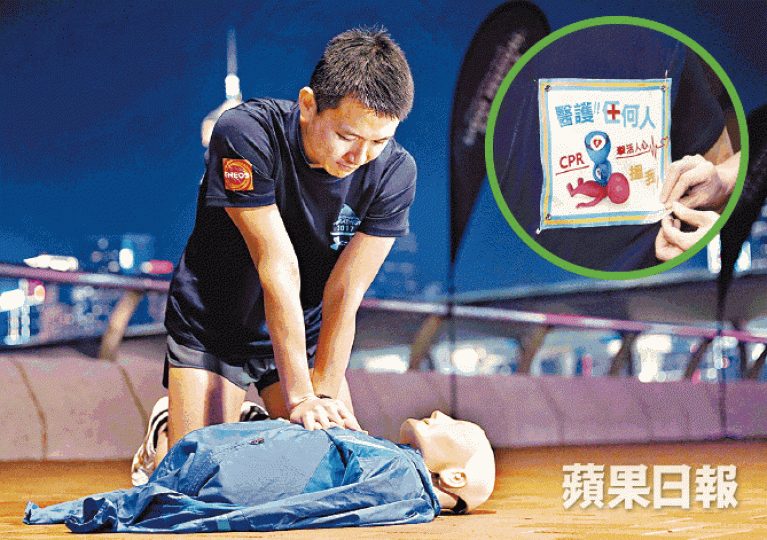 背上掛上識別布(圓圖)的「醫護!任何人」有需要時出手救人。彭志行攝 背上掛上識別布(圓圖)的「醫護!任何人」有需要時出手救人。彭志行攝