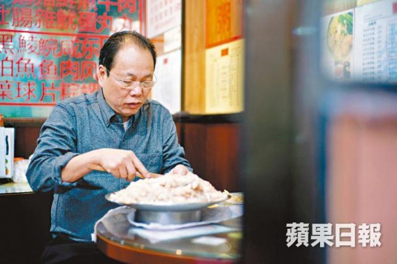 深哥指包雲吞有一定技巧,不然會爆餡。他說一碗好的雲吞麵,會令人欲罷不能。小店除了賣麵食,也供應粥飯及小菜。黑牛柏葉有一班捧場客。深哥強調大地魚是做雲吞麵不可或缺的材料。蝦子撈口感爽彈,味道鮮濃。深哥年輕時已於油麻地擺街邊檔,自言十分火爆。兒子自中三已於店內工作,現已獨當一面。熬湯不能用豬頭骨,這是深哥的原則。枝竹羊腩可單點也可配飯,冬季限定。深哥指好的雲吞麵湯,要清澈見底。 深哥指包雲吞有一定技巧,不然會爆餡。他說一碗好的雲吞麵,會令人欲罷不能。小店除了賣麵食,也供應粥飯及小菜。黑牛柏葉有一班捧場客。深哥強調大地魚是做雲吞麵不可或缺的材料。蝦子撈口感爽彈,味道鮮濃。深哥年輕時已於油麻地擺街邊檔,自言十分火爆。兒子自中三已於店內工作,現已獨當一面。熬湯不能用豬頭骨,這是深哥的原則。枝竹羊腩可單點也可配飯,冬季限定。深哥指好的雲吞麵湯,要清澈見底。