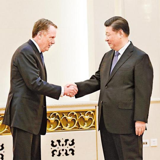 美國貿易代表萊特希澤到訪北京,與國家主席習近平握手。路透社 美國貿易代表萊特希澤到訪北京,與國家主席習近平握手。路透社