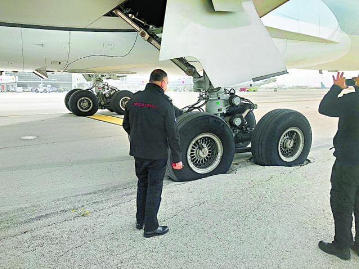 國泰客機兩個輪胎陷入洞中。 國泰客機兩個輪胎陷入洞中。