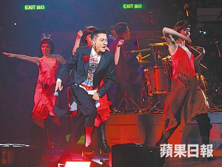 去年華仔原定在紅館舉行一連二十場演唱會,可惜因為患上流感,而被迫取消最後七場演出。資料圖片華仔昨日在網上貼文,表示會申請明年2月的紅館檔期進行補場。互聯網圖片華仔去年唱至第十四場騷因為喉嚨痛,落淚向觀眾致欺,表示要取消演出。資料圖片華仔愛女向蕙在演唱會首場與媽媽一同捧場,也是向蕙第一次出席公開場合。資料圖片Eason將在今年底開跨年騷,是他相隔六年再在紅館開個人演唱會。資料圖片 去年華仔原定在紅館舉行一連二十場演唱會,可惜因為患上流感,而被迫取消最後七場演出。資料圖片華仔昨日在網上貼文,表示會申請明年2月的紅館檔期進行補場。互聯網圖片華仔去年唱至第十四場騷因為喉嚨痛,落淚向觀眾致欺,表示要取消演出。資料圖片華仔愛女向蕙在演唱會首場與媽媽一同捧場,也是向蕙第一次出席公開場合。資料圖片Eason將在今年底開跨年騷,是他相隔六年再在紅館開個人演唱會。資料圖片
