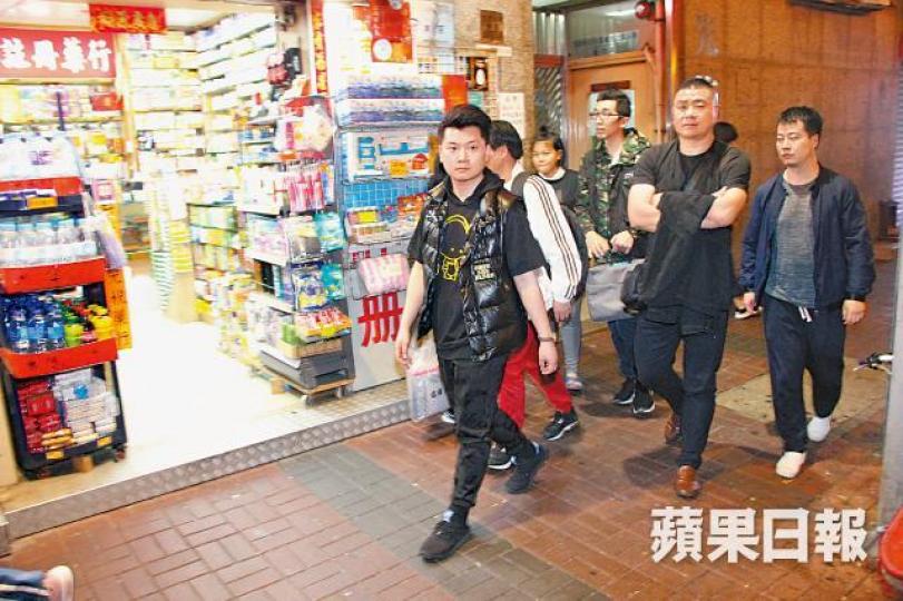 四名事主昨晚返警署助查。黎家駒攝警方在大角嘴海輝道截獲賊車。其中一名紋身疑匪被捕帶署。 四名事主昨晚返警署助查。黎家駒攝警方在大角嘴海輝道截獲賊車。其中一名紋身疑匪被捕帶署。