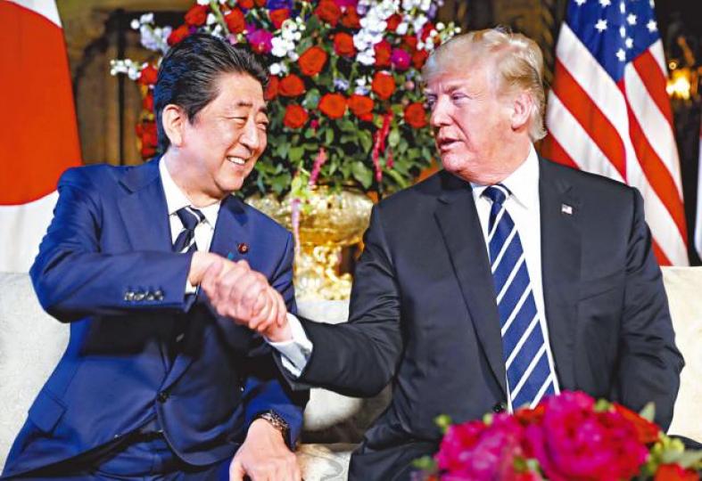 安倍(左)在特朗普當選總統後,一直積極跟他搞好關係。資料圖片 安倍(左)在特朗普當選總統後,一直積極跟他搞好關係。資料圖片