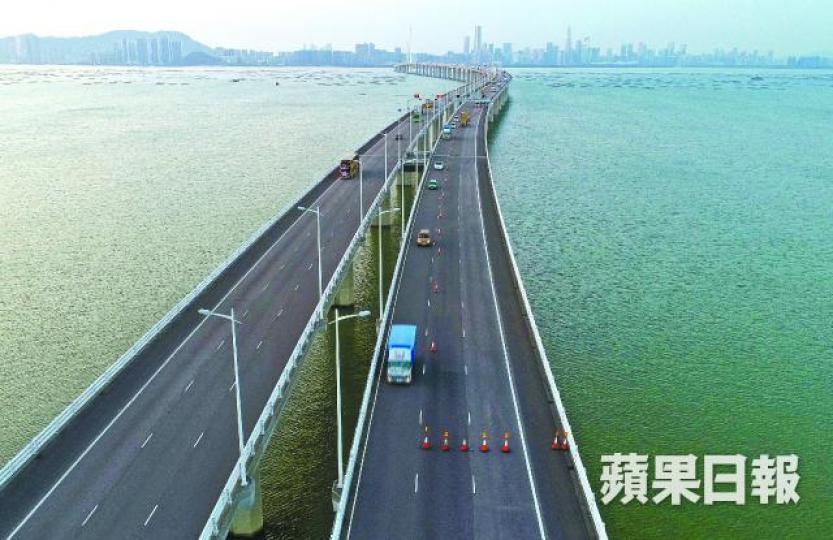 深圳灣大橋往香港方向其中一條鋼纜斷裂,路政署稱道路結構安全,開放其中一條行車線,其餘用「雪糕筒」封閉。許頌明攝署方展示檢查鋼纜圖片,指出鋼纜折斷情況。路政署署長陳派明 深圳灣大橋往香港方向其中一條鋼纜斷裂,路政署稱道路結構安全,開放其中一條行車線,其餘用「雪糕筒」封閉。許頌明攝署方展示檢查鋼纜圖片,指出鋼纜折斷情況。路政署署長陳派明