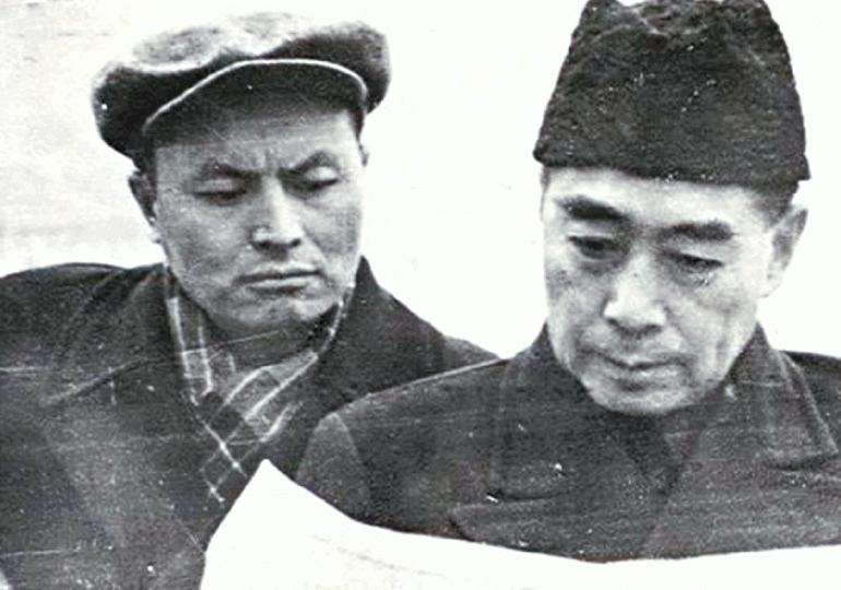 1958年3月李銳(左)陪同周恩來查勘三峽壩址。 1958年3月李銳(左)陪同周恩來查勘三峽壩址。