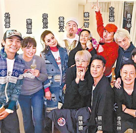 祖兒、子華、基仔及杜德偉等,前晚一同出席開年派對。互聯網圖片祖兒與蔡一智(左)及蔡一傑嘟嘴玩自拍。互聯網圖片 祖兒、子華、基仔及杜德偉等,前晚一同出席開年派對。互聯網圖片祖兒與蔡一智(左)及蔡一傑嘟嘴玩自拍。互聯網圖片