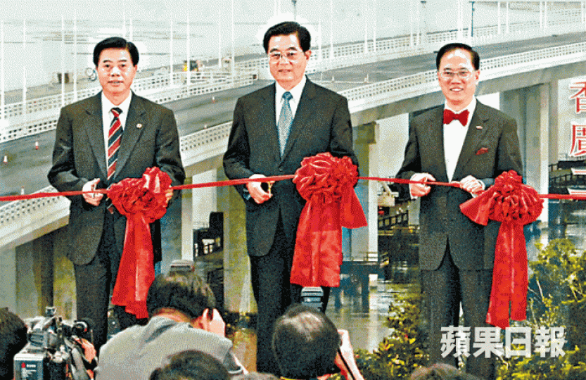 2007年,時任國家主席胡錦濤(中)及時任特首曾蔭權(右)主持通車儀式。 2007年,時任國家主席胡錦濤(中)及時任特首曾蔭權(右)主持通車儀式。