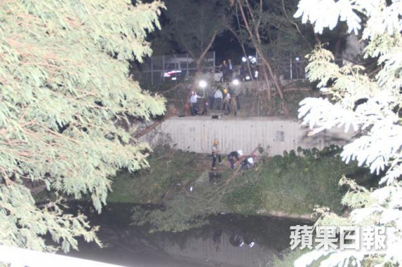 警方重點搜索隊人員通宵在現場搜索。黎志偉攝 警方重點搜索隊人員通宵在現場搜索。黎志偉攝