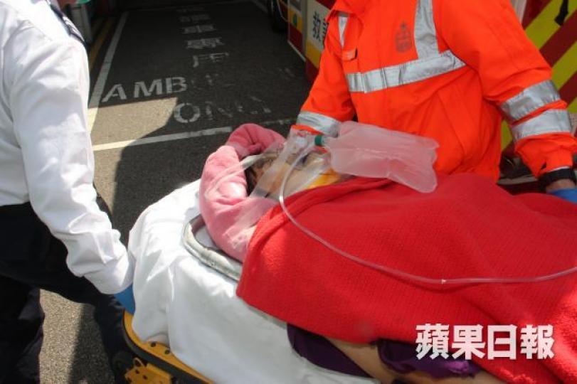 被撞老婦送院搶救後不治。劉永明攝 被撞老婦送院搶救後不治。劉永明攝