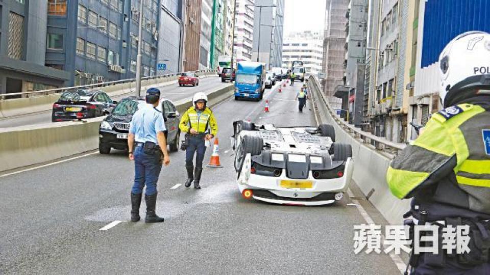 肇事法拉利撞壆翻側,警員到場封鎖行車線調查。胡恩宏攝涉事跑車為法拉利458 SPECIALE;圖為同款車輛。 肇事法拉利撞壆翻側,警員到場封鎖行車線調查。胡恩宏攝涉事跑車為法拉利458 SPECIALE;圖為同款車輛。
