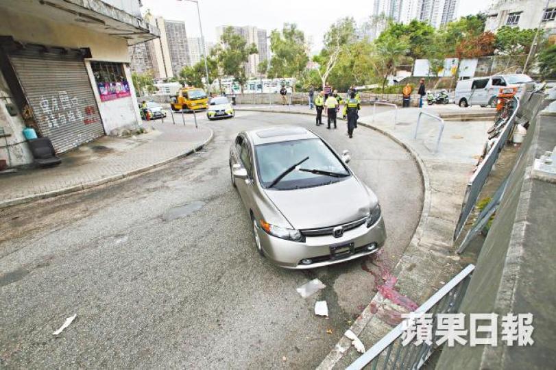 事發現場遺下一大灘血迹。梁瑞帆攝 事發現場遺下一大灘血迹。梁瑞帆攝