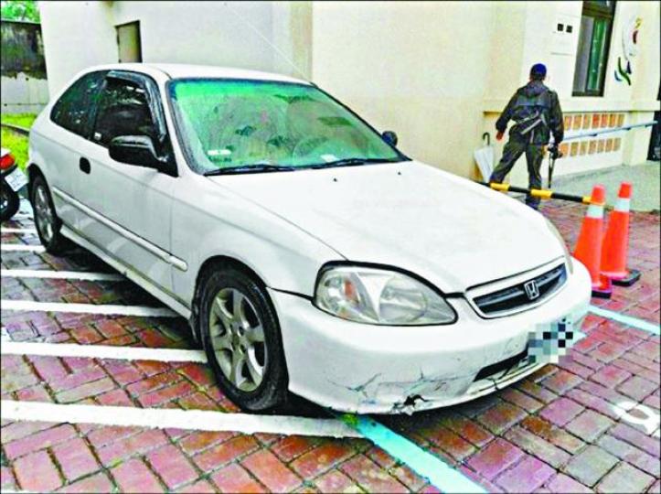 戴文夏肇事時駕駛的私家車車頭損毀。 台灣《蘋果日報》 戴文夏肇事時駕駛的私家車車頭損毀。 台灣《蘋果日報》