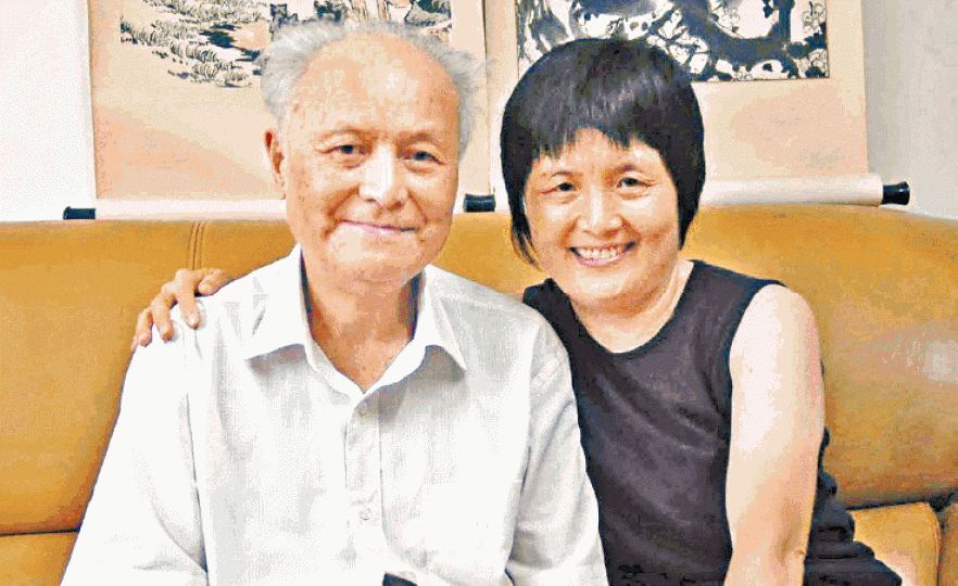 李南央(右)稱父親意願是「不開追悼會,不進八寶山,不蓋黨旗」。 李南央(右)稱父親意願是「不開追悼會,不進八寶山,不蓋黨旗」。