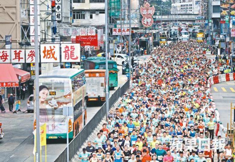 渣打香港馬拉松昨日舉行,有逾6.4萬人出賽;圖為半馬跑手經過旺角賽道時的情況。王心義攝在馬師道的半馬截跑點,20多名跑手不理工作人員勸阻衝閘。伍嘉亮攝 渣打香港馬拉松昨日舉行,有逾6.4萬人出賽;圖為半馬跑手經過旺角賽道時的情況。王心義攝在馬師道的半馬截跑點,20多名跑手不理工作人員勸阻衝閘。伍嘉亮攝