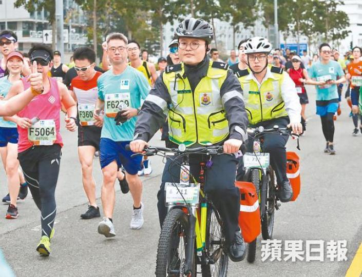 部份醫療輔助隊人員組成二人小隊巡邏。陳善南攝 部份醫療輔助隊人員組成二人小隊巡邏。陳善南攝