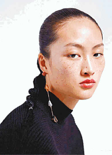 ZARA模特兒李靜雯因滿臉雀斑引辱華風波。 ZARA模特兒李靜雯因滿臉雀斑引辱華風波。