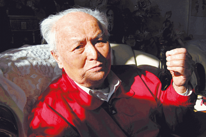 李銳是否安葬在八寶山引發家屬爭議。李南央展示父親手稿,寫着「今生只缺一揮手,告別無須八寶山。請問骨灰何處撒?樓前樹底作肥源。」 李銳是否安葬在八寶山引發家屬爭議。李南央展示父親手稿,寫着「今生只缺一揮手,告別無須八寶山。請問骨灰何處撒?樓前樹底作肥源。」