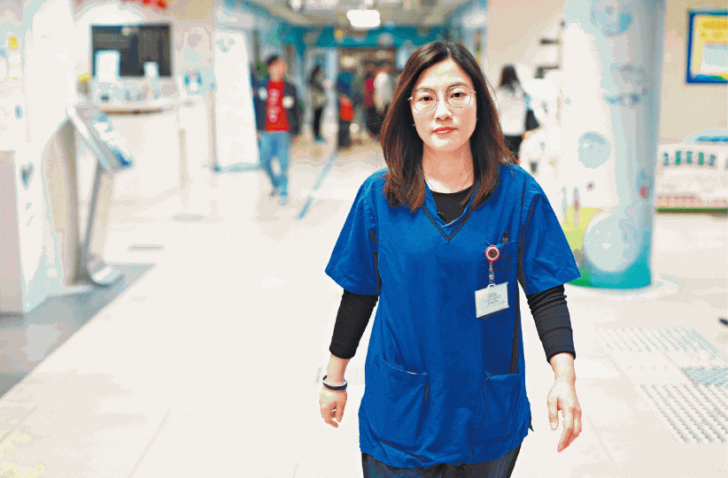 公立醫院婦產科醫生黃嘉恩是「前線醫生聯盟」主席，她認為留在公院雖然辛苦，但能為基層市民服務，別具意義。公立醫院服務需求向來緊張，病人床位緊絀，探病時間出現探訪人龍。面對龐大壓力，一眾醫生身心交瘁「爆了」，早前紛紛在申訴大會提出意見。黃嘉恩試過在內科On Call期間，15小時內收120個電話，忙到廢寢忘餐，連洗手間都沒時間去。