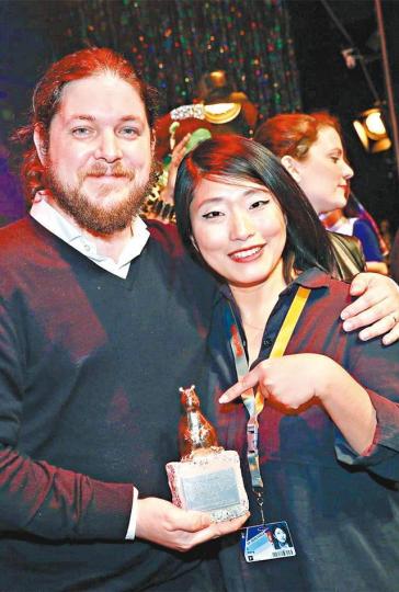 相梓在導演老公Jose Val Bal陪同下領獎。互聯網圖片《再見南屏晚鐘》講述同妻的故事,導演相梓直言不會為在內地發行而重剪。劇照 相梓在導演老公Jose Val Bal陪同下領獎。互聯網圖片《再見南屏晚鐘》講述同妻的故事,導演相梓直言不會為在內地發行而重剪。劇照