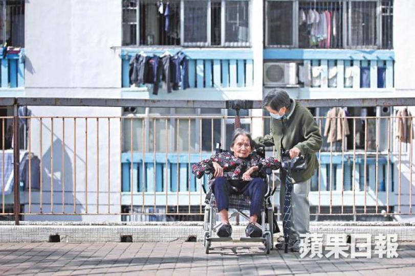 母女二人都年老體弱，89歲黃婆婆與69歲梁婆婆不是照顧與被照顧的單向關係，而是彼此的浮木。何頴賢攝梁婆婆也擔心自己的健康，但念茲在茲的，始終是母親。沒申請綜援，母女只靠每月共6,000多元長生津為生，坦言「掹掹緊」。
