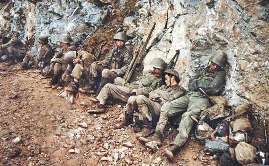 中越戰爭造成雙方慘重傷亡;圖為中方士兵躺在山邊休息。 中越戰爭造成雙方慘重傷亡;圖為中方士兵躺在山邊休息。