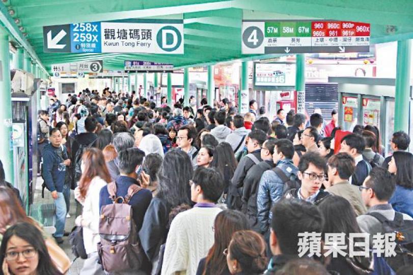 受九巴脫班影響，屯門公路轉車站昨早一度有逾千人排隊。周鴻熙攝