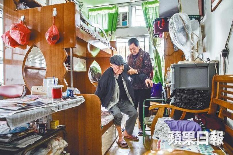 81歲郭婆婆與84歲丈夫相伴60載，十年前丈夫中風後，她照顧老伴更為勞累。許頌明攝為儲醫藥費，夫婦平日慳飲慳食，買餸錢每日約30元。新年前到後巷理髮店剪髮連剃鬚，40元有找。