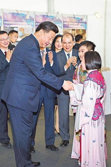 《大灣區規劃綱要》有大量篇幅談及本港教育事務;圖為習近平前年到訪西九文化區與兒童粵劇演員握手。 《大灣區規劃綱要》有大量篇幅談及本港教育事務;圖為習近平前年到訪西九文化區與兒童粵劇演員握手。